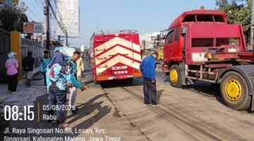 Tumpahan Solar di Jalan Raya Mondoroko Singosari Berhasil Ditangani, Damkar Kabupaten Malang Bergerak Cepat