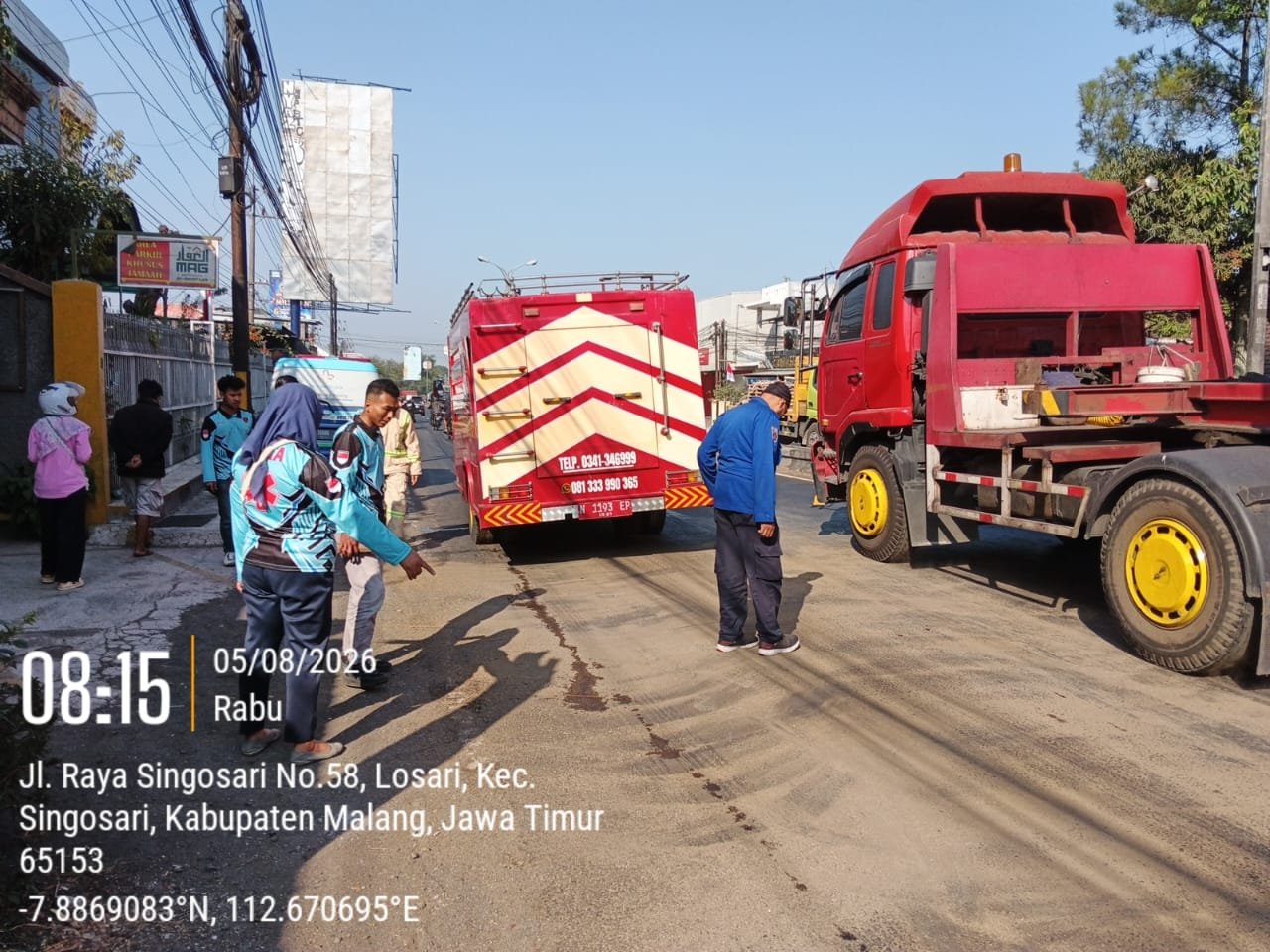 Tumpahan Solar di Jalan Raya Mondoroko Singosari Berhasil Ditangani, Damkar Kabupaten Malang Bergerak Cepat