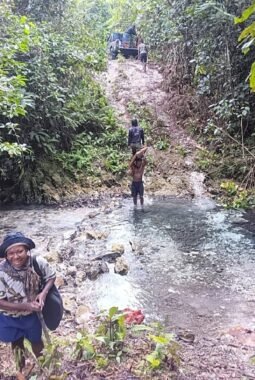 Medan Terjal Tak Surutkan Semangat Anggota Satgas TMMD Ke-129, Gotong Royong Wujudkan Pembangunan di Kampung Sesor