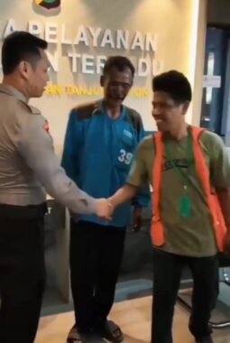 Respons Cepat Layanan Polri 110, Kernet Truk yang Tertinggal di Pelabuhan Tanjung Priok Berhasil Dipertemukan Kembali dengan Sopir