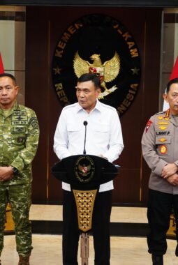 Panglima TNI Dampingi Menko Polkam Sampaikan Imbauan Jaga Kondusivitas Bangsa