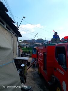 Portal Berita Indonesia dan Dunia Terkini Hari Ini, Update Harian Terbaru, Terlengkap, Tajam, Aktual dan Berimbang. Korsleting Listrik Hanguskan Dapur dan Gudang Kayu di Pujon - Teropong Rakyat
