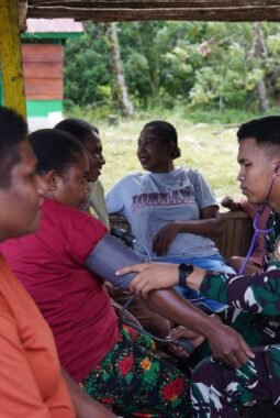 Satgas TMMD Ke-129 Pastikan Kesehatan Warga Masyarakat dan Personel Tetap Prima Demi Suksesnya TMMD di Kampung Sesor