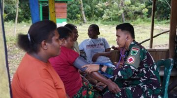 Satgas TMMD Ke-129 Pastikan Kesehatan Warga Masyarakat dan Personel Tetap Prima Demi Suksesnya TMMD di Kampung Sesor
