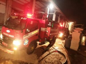 Diduga Dipicu Pembakaran Sampah, Kebakaran Lahan Bambu di Mangliawan Berhasil Dipadamkan Damkar Kabupaten Malang - Teropong Rakyat