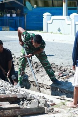 Bahu Membahu Demi Desa Sehat, Satgas TMMD Bersama Warga Bersihkan Saluran Air