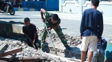 Bahu Membahu Demi Desa Sehat, Satgas TMMD Bersama Warga Bersihkan Saluran Air