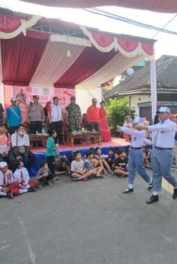 Polsek Pakisaji Kawal Lomba Gerak Jalan HUT RI ke-81, Pastikan Peserta Berlomba Aman dan Tertib