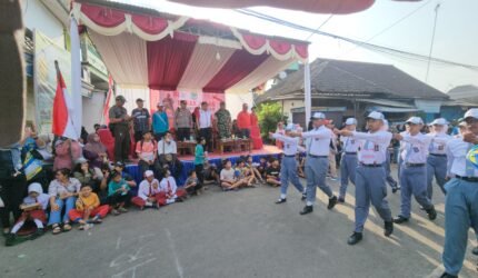 Polsek Pakisaji Kawal Lomba Gerak Jalan HUT RI ke-81, Pastikan Peserta Berlomba Aman dan Tertib - Teropong Rakyat