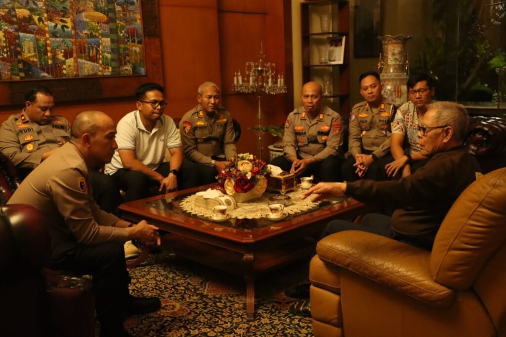 Portal Berita Indonesia dan Dunia Terkini Hari Ini, Update Harian Terbaru, Terlengkap, Tajam, Aktual dan Berimbang. Kapolres Pelabuhan Tanjung Priok Perkuat Sinergi dengan Tokoh Masyarakat Jakarta Utara, Bahas Kamtibmas dan Kerukunan - Teropong Rakyat