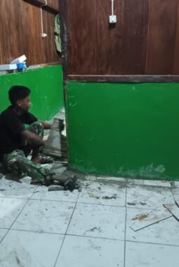 Pantang Menyerah hingga Malam, Satgas TMMD Ke-129 Kodim 1807/Sorsel Lembur Finishing Rumah Type 36 untuk Warga Kampung Sesor
