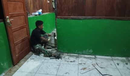 Pantang Menyerah hingga Malam, Satgas TMMD Ke-129 Kodim 1807/Sorsel Lembur Finishing Rumah Type 36 untuk Warga Kampung Sesor - Teropong Rakyat