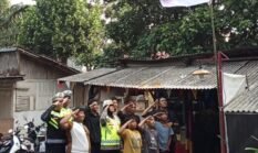Aksi Polantas Karib KA Induk PJR BSD Korlantas Polri Kompol Darmawati.SE.MM.MH bersama Personilnya Membagikan Bendera Merah Putih Berserta Tiangnya