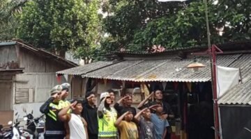 Aksi Polantas Karib KA Induk PJR BSD Korlantas Polri Kompol Darmawati.SE.MM.MH bersama Personilnya Membagikan Bendera Merah Putih Berserta Tiangnya