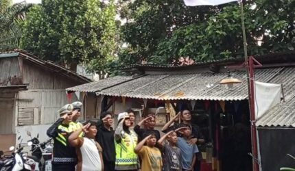 Aksi Polantas Karib KA Induk PJR BSD Korlantas Polri Kompol Darmawati.SE.MM.MH bersama Personilnya Membagikan Bendera Merah Putih Berserta Tiangnya - Teropong Rakyat