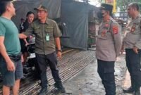 Kasi Trantib Acep Pudin didampingi tim gabungan yang terdiri dari unsur Kecamatan Pasar Kemis, Kelurahan Kutabaru, Polsek Pasar Kemis, Koramil Pasar Kemis, dan Satpol PP Kabupaten Tangerang.