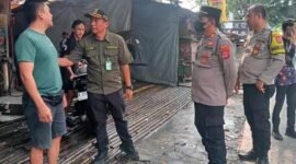 Kasi Trantib Acep Pudin didampingi tim gabungan yang terdiri dari unsur Kecamatan Pasar Kemis, Kelurahan Kutabaru, Polsek Pasar Kemis, Koramil Pasar Kemis, dan Satpol PP Kabupaten Tangerang.