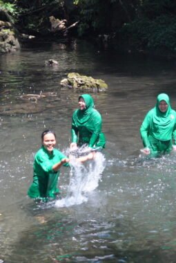 Jembatan Wisata Rampung, Persit Nikmati Keindahan Air Terjun Kampung Sesor