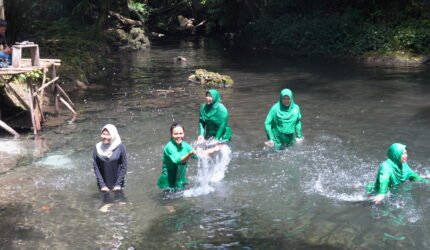 Jembatan Wisata Rampung, Persit Nikmati Keindahan Air Terjun Kampung Sesor - Teropong Rakyat
