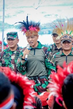 Sang Merah Putih Terbesar di Indonesia Berkibar di Puncak Gunung Cycloop, Koops TNI Habema : Gegap Gempita Damai Persatuan dari Tanah Cenderawasih