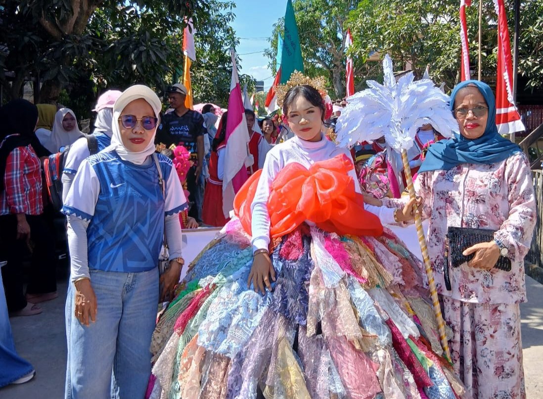Jelang HUT RI ke-81, Firzanah Peserta Defile Porseni dari SDN 56 Pinrang Tampil Memukau - Teropong Rakyat