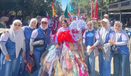 Jelang HUT RI ke-81, Firzanah Peserta Defile Porseni dari SDN 56 Pinrang Tampil Memukau - Teropong Rakyat
