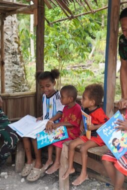 Canda dan Tawa Warnai TMMD Ke-129, Kedekatan Satgas TNI dengan Anak-Anak Kampung Sesor Semakin Erat