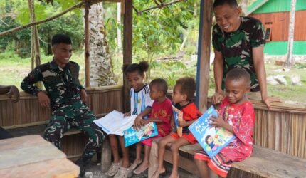 Canda dan Tawa Warnai TMMD Ke-129, Kedekatan Satgas TNI dengan Anak-Anak Kampung Sesor Semakin Erat - Teropong Rakyat