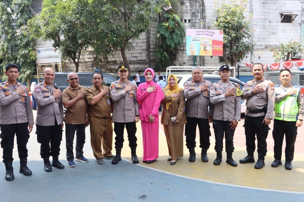 Portal Berita Indonesia dan Dunia Terkini Hari Ini, Update Harian Terbaru, Terlengkap, Tajam, Aktual dan Berimbang. JJOS Police Goes To School, Kapolres Priok Ajak Pelajar SMPN 261 Muara Angke Jauhi Tawuran dan Narkoba - Teropong Rakyat