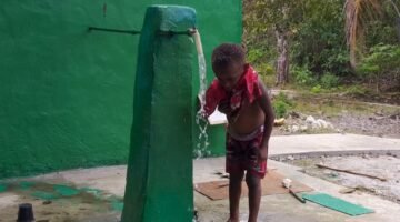 Air Bersih Mengalir, Senyum Anak-Anak Kampung Sesor Mengembang: Bukti Nyata TMMD Ke-129 Hadirkan Manfaat