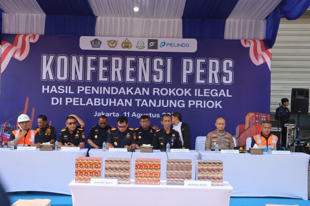 Kapolres Priok Hadiri Konferensi Pers, 8,96 Juta Batang Rokok Ilegal Diamankan di Pelabuhan Tanjung Priok, Negara Berpotensi Rugi Rp.6,68 Miliar - Teropong Rakyat