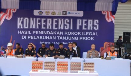 Kapolres Priok Hadiri Konferensi Pers, 8,96 Juta Batang Rokok Ilegal Diamankan di Pelabuhan Tanjung Priok, Negara Berpotensi Rugi Rp.6,68 Miliar - Teropong Rakyat
