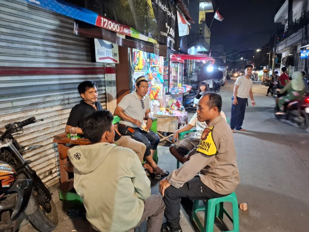 Portal Berita Indonesia dan Dunia Terkini Hari Ini, Update Harian Terbaru, Terlengkap, Tajam, Aktual dan Berimbang. JJOS Jaga Kamtibmas di Muara Angke, Bhabinkamtibmas Sambangi Warga yang Laksanakan Siskamling - Teropong Rakyat