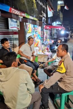JJOS Jaga Kamtibmas di Muara Angke, Bhabinkamtibmas Sambangi Warga yang Laksanakan Siskamling