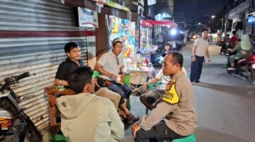 JJOS Jaga Kamtibmas di Muara Angke, Bhabinkamtibmas Sambangi Warga yang Laksanakan Siskamling