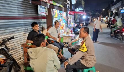JJOS Jaga Kamtibmas di Muara Angke, Bhabinkamtibmas Sambangi Warga yang Laksanakan Siskamling - Teropong Rakyat