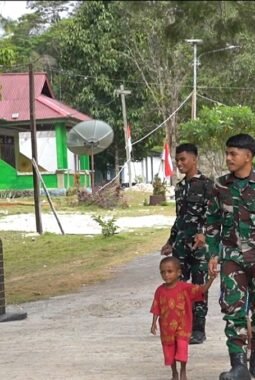 Senyum Anak-Anak Warnai Hasil Pembangunan Jalan Cor 250 Meter TMMD Ke-129 di Kampung Sesor