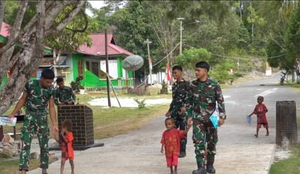 Senyum Anak-Anak Warnai Hasil Pembangunan Jalan Cor 250 Meter TMMD Ke-129 di Kampung Sesor - Teropong Rakyat