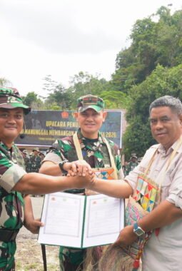 Penutupan TMMD Ke-129 TA 2026 di Kampung Sesor Resmi Ditutup Danrem 181/PVT