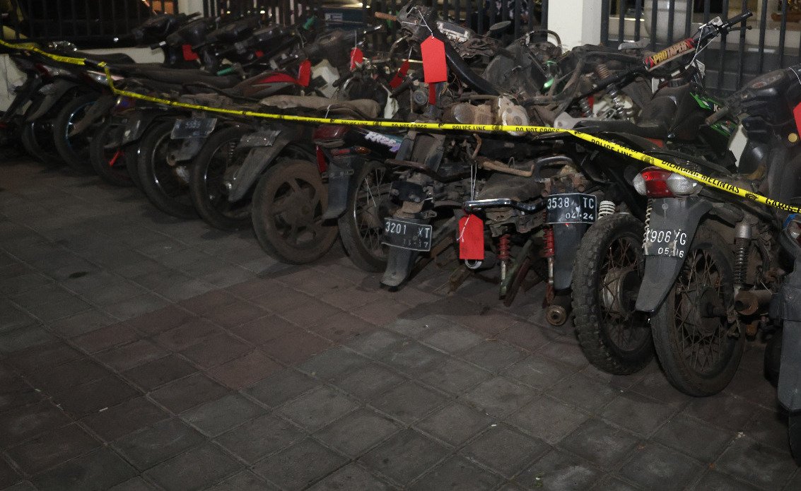 Portal Berita Indonesia dan Dunia Terkini Hari Ini, Update Harian Terbaru, Terlengkap, Tajam, Aktual dan Berimbang. Curanmor Terbongkar Hingga Penadah, Polres Pasuruan Kota Sita Motor dan Sembilan Mesin Kendaraan - Teropong Rakyat