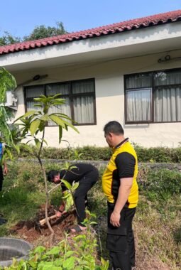 Semarak Hari Kemerdekaan Republik Indonesia ke-81, Polres Priok Tanam 25 Pohon Bersama Masyarakat
