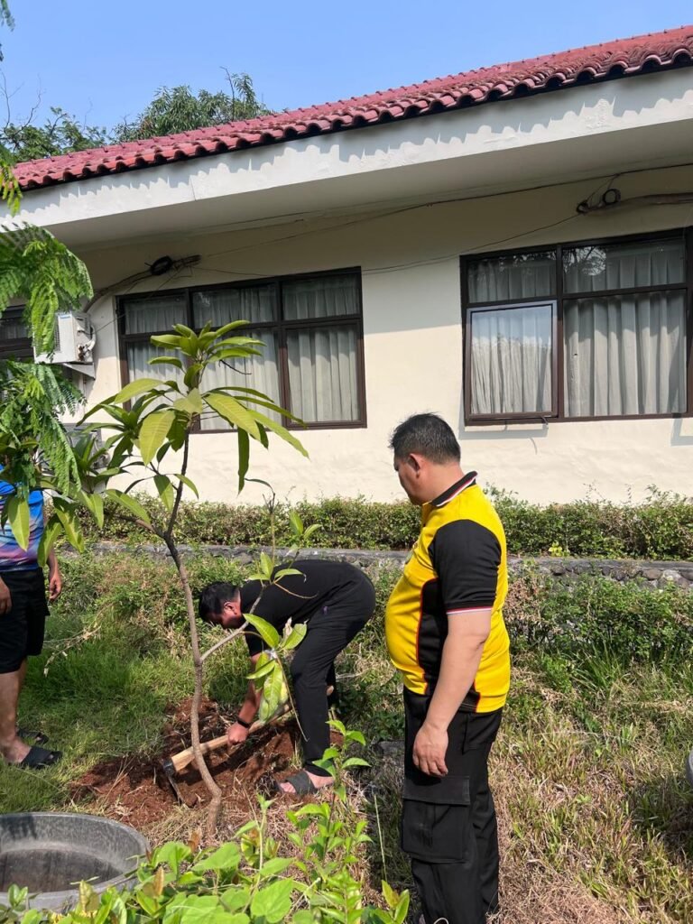 Portal Berita Indonesia dan Dunia Terkini Hari Ini, Update Harian Terbaru, Terlengkap, Tajam, Aktual dan Berimbang. Semarak Hari Kemerdekaan Republik Indonesia ke-81, Polres Priok Tanam 25 Pohon Bersama Masyarakat - Teropong Rakyat