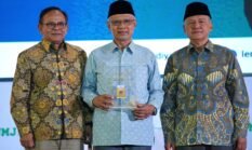 Hari Pers dan Literasi Muhammadiyah 2026, Haedar Nashir Terima Kartu Wartawan Utama Khusus