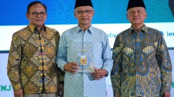 Hari Pers dan Literasi Muhammadiyah 2026, Haedar Nashir Terima Kartu Wartawan Utama Khusus
