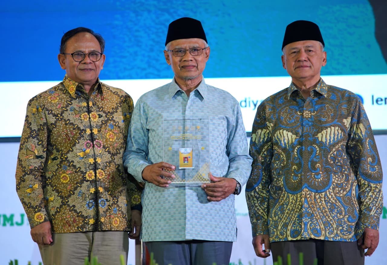 Hari Pers dan Literasi Muhammadiyah 2026, Haedar Nashir Terima Kartu Wartawan Utama Khusus