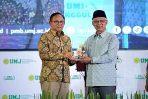 Hari Pers dan Literasi Muhammadiyah 2026, Haedar Nashir Terima Kartu Wartawan Utama Khusus - Teropong Rakyat