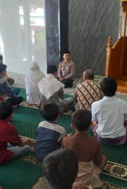 Kapolsek Junrejo Beri Himbauan Kamtibmas Pada Jamaah Sholat Jumat di Masjid Bani Sahid