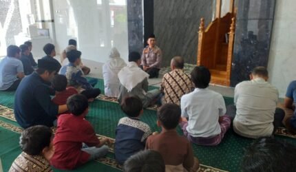 Kapolsek Junrejo Beri Himbauan Kamtibmas Pada Jamaah Sholat Jumat di Masjid Bani Sahid - Teropong Rakyat