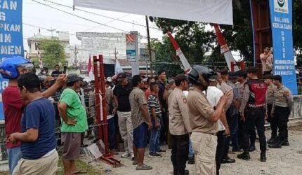 Aksi 18 Kelompok Tani Di Asahan Berunjung Ricuh, Masaa Mengaku Luka Dan Dua Kaca Mobil Pecah - Teropong Rakyat
