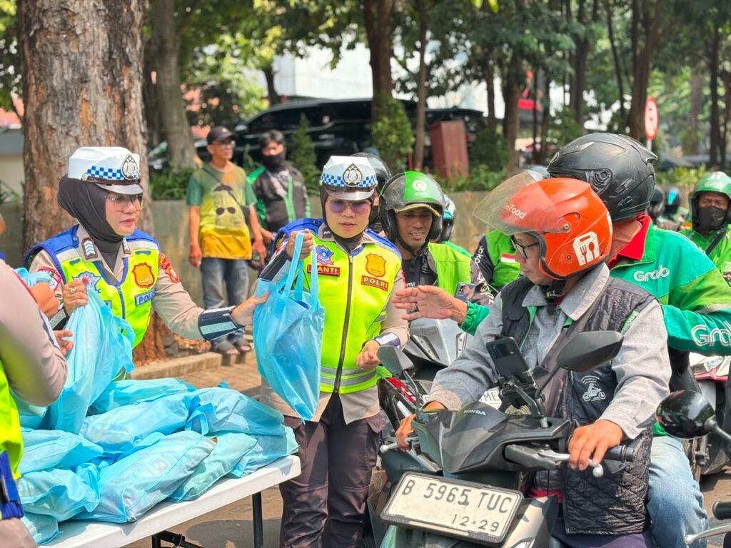 Jumat Peduli, Polda Metro Jaya Pererat Silaturahmi dengan Pengemudi Ojol - Teropong Rakyat